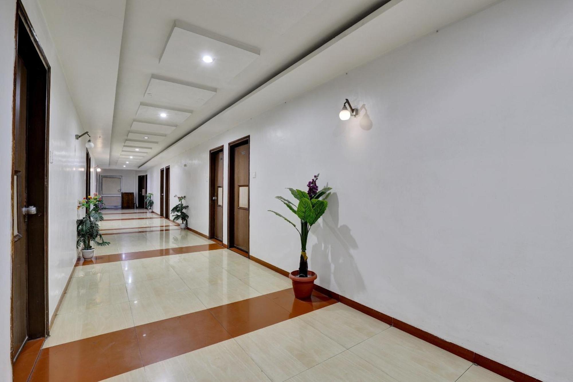 Collection O 82926 Hotel Royal Plaza Ахмедабад Екстер'єр фото