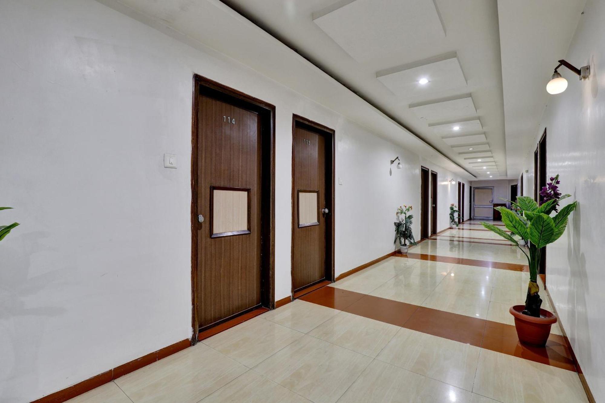 Collection O 82926 Hotel Royal Plaza Ахмедабад Екстер'єр фото