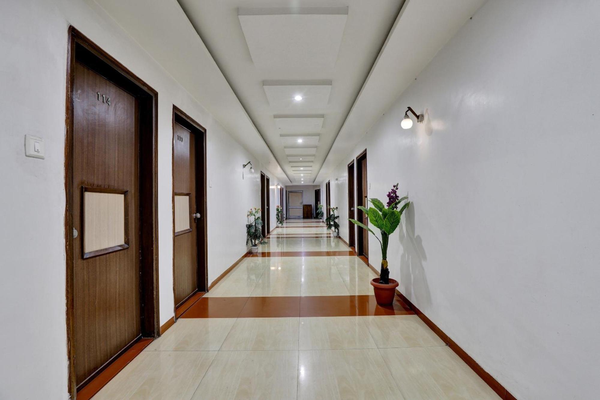 Collection O 82926 Hotel Royal Plaza Ахмедабад Екстер'єр фото